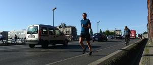 35 Kilometer bis zum heimischen Sofa. Turnschuhpendler Daniel Klarkowski nach Feierabend.
