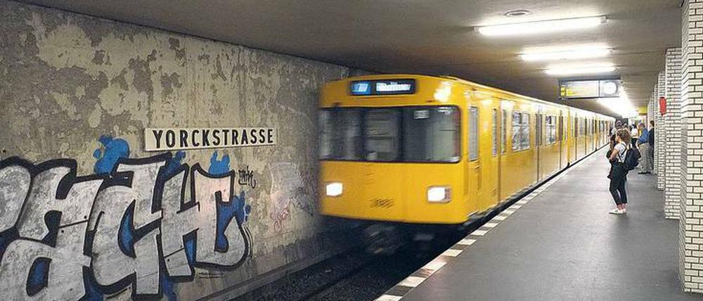 Hallo, Handwerker? Der S- und U-Bahnhof Yorckstraße ist ein wichtiger Umsteigeknoten, doch die Station sieht schlimm aus.