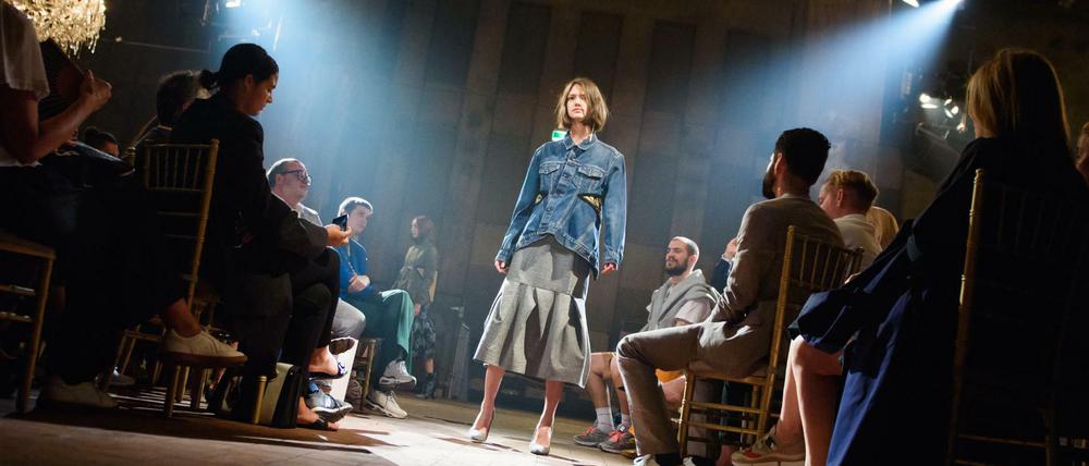 Einer den raren Höhepunkte der Berliner Fashion Week: Berlin: Die Präsentation der Winterkollektion des Designers Lutz Huelle im Berghain.