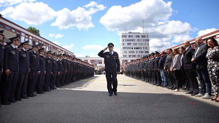 Der Chef nimmt Abschied von der Truppe.