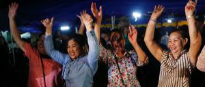 Menschen bejubeln die erfolgreiche Rettungsaktion im Norden des Landes.