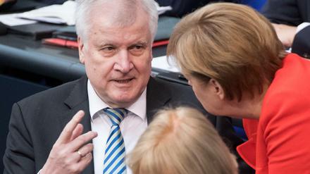 Horst Seehofer (CSU), Bundesminister für Inneres und Bundeskanzlerin Angela Merkel (CDU) bei der Plenarsitzung im Deutschen Bundestag. 