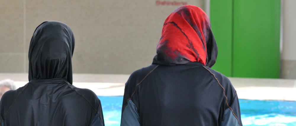 Schwimmen lernen im Burkini. Darüber ist eine Debatte entbrannt.