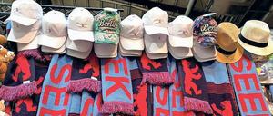 Fanartikel. Dazu gehört viel Selbstbewußtsein: Dass eine Messe seinen Besuchern T-Shirts und Fanschals verkauft. Aber auf der Seek ist man nicht nur enspannt, sondern auch lustig.