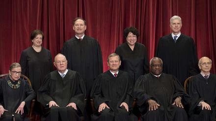 Die neun Richter des US-Supreme Courts. Nach der Nominierung von zwei Richtern durch Präsident Trump, verfügt der Oberste Gerichtshof wieder über eine konservative Mehrheit.