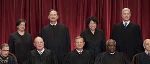 Die neun Richter des US-Supreme Courts. Nach der Nominierung von zwei Richtern durch Präsident Trump, verfügt der Oberste Gerichtshof wieder über eine konservative Mehrheit.