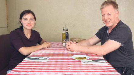 Begegnung auf Augenhöhe. Atomkraft, D-Mark, Flüchtlingspolitik: Trotz verschiedener Meinungen finden Julia Lange und Andrey Schubert gemeinsame Nenner.