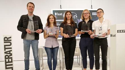 Klagenfurter Gruppenbild mit Gewinner und Gewinnerinnen 2018: Bov Bjerg (Deutschlandfunk-Preis), Özlem Özgül Dündar (Kelag-Preis), Tanja Maljartschuk (Ingeborg-Bachmann-Preis), Raphaela Edelbauer (Publikumspreis) and Anna Stern (3sat-Preis), von links