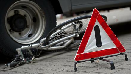 Toter Winkel. Im Schnitt kommt jede Woche ein Fußgänger oder Fahrradfahrer ums Leben, weil ein Lkw-Fahrer ihn beim Abbiegen übersehen hat. 