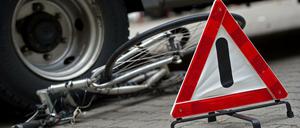 Toter Winkel. Im Schnitt kommt jede Woche ein Fußgänger oder Fahrradfahrer ums Leben, weil ein Lkw-Fahrer ihn beim Abbiegen übersehen hat. 