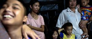 Menschen vor dem Krankenhaus, in das die geretteten Jungen gebracht wurden