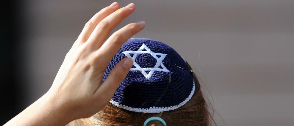 Eine Frau mit Kippa als Zeichen gegen Antisemitismus bei einer Demonstration in Berlin.