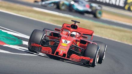 Auswärtssieg. Sebastian Vettel fährt in Silverstone als Erster über die Ziellinie.
