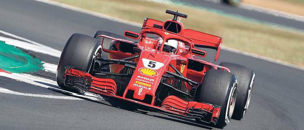 Auswärtssieg. Sebastian Vettel fährt in Silverstone als Erster über die Ziellinie.