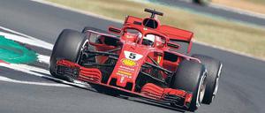 Auswärtssieg. Sebastian Vettel fährt in Silverstone als Erster über die Ziellinie.