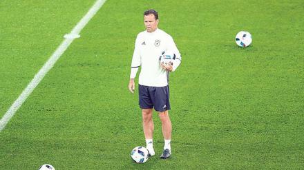 Ballholer. Früher trainierte Oliver Bierhoff noch oft mit der Mannschaft mit. 