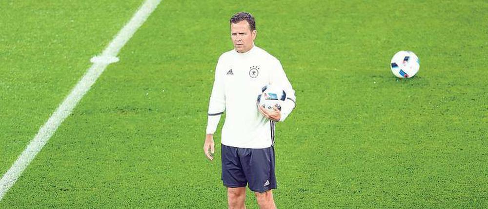 Ballholer. Früher trainierte Oliver Bierhoff noch oft mit der Mannschaft mit.