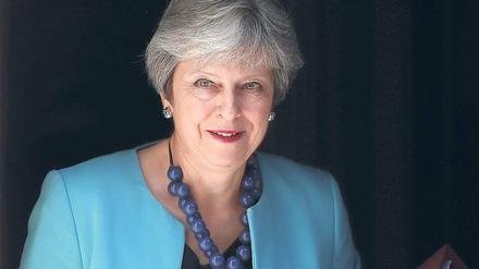 Was in guten Zeiten Theresa Mays Anziehungskraft auf viele Schichten und Milieus war, gilt in schlechten als graue Charakterlosigkeit. 