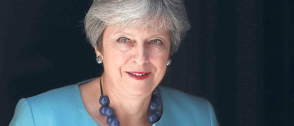 Was in guten Zeiten Theresa Mays Anziehungskraft auf viele Schichten und Milieus war, gilt in schlechten als graue Charakterlosigkeit.