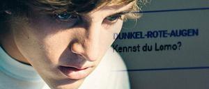 Internetstar. Karl (Jonas Dassler) sammelt mit seinem Blog Follower. 