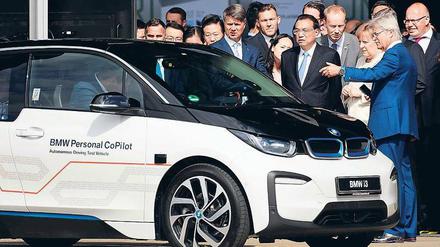 Schaulauf. Angela Merkel und Li Keqiang eilten in Begleitung von Auto-Vorständen über das Gelände des ehemaligen Flughafens Tempelhof. 