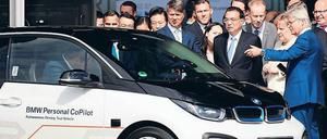 Schaulauf. Angela Merkel und Li Keqiang eilten in Begleitung von Auto-Vorständen über das Gelände des ehemaligen Flughafens Tempelhof. 