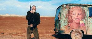 Der junge Soldat Jonathan (Yonaton Shiray) legt am Grenzübergang einen einsamen Foxtrott hin. 