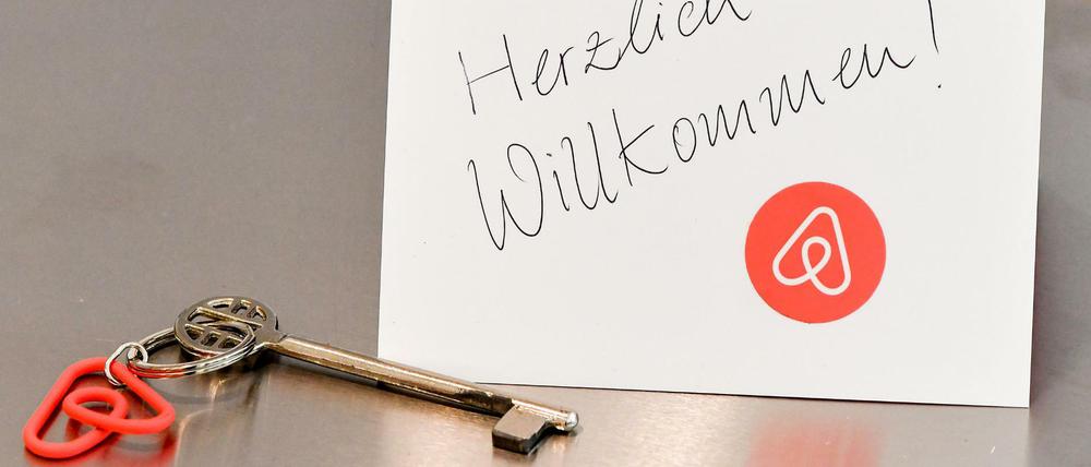 Hotel - nein danke. Ein Schlüssel mit einem Airbnb-Anhäger und eine Willkommenskarte liegen in einer Wohnung für den Gast bereit.