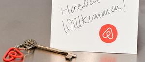 Hotel - nein danke. Ein Schlüssel mit einem Airbnb-Anhäger und eine Willkommenskarte liegen in einer Wohnung für den Gast bereit.