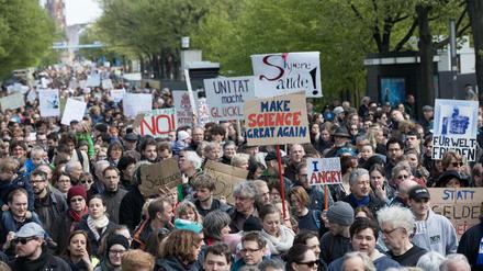 In Berlin wird 2017 beim March for Science für Wissenschaftsfreiheit weltweit demonstriert.