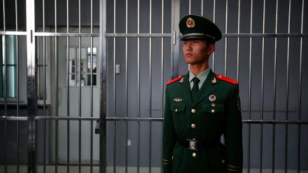 Wärter in einem Gefängnis in Peking (Archivbild vom 25. Oktober 2012) 