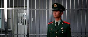 Wärter in einem Gefängnis in Peking (Archivbild vom 25. Oktober 2012) 