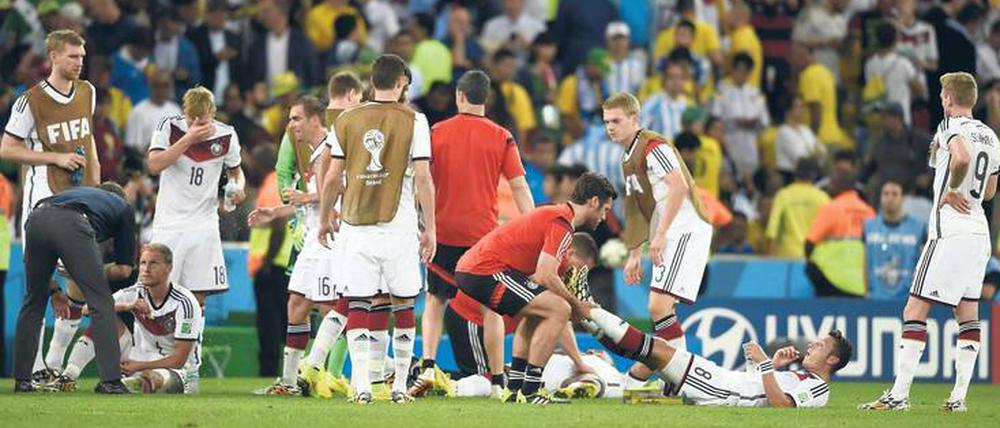 „Wat wollnse?“ Per Mertesackers (links) Eistonne, in die er sich nach einem 120-Minutenspiel bei der letzten WM zurückziehen wollte, ist vor Abpfiff noch keine Option. Aber auch nicht das, was Spieler vor einer Verlängerung am ehesten wollen: sich einfach nur hinlegen. Stattdessen: Massage für Muskeln und Seele. Und vor allem Zucker. 