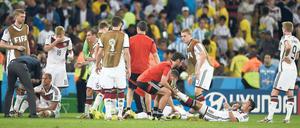 „Wat wollnse?“ Per Mertesackers (links) Eistonne, in die er sich nach einem 120-Minutenspiel bei der letzten WM zurückziehen wollte, ist vor Abpfiff noch keine Option. Aber auch nicht das, was Spieler vor einer Verlängerung am ehesten wollen: sich einfach nur hinlegen. Stattdessen: Massage für Muskeln und Seele. Und vor allem Zucker. 