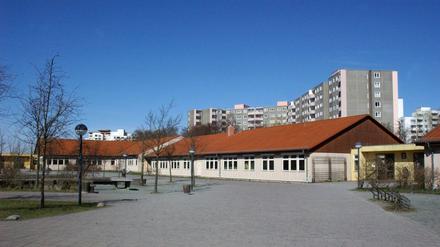Nur für eine Übergangszeit sollte die Marienfelder Heinemann-Oberschule im Jahr 1990 das Gebäude in Leichtbauweise an der Waldsassener Straße ziehen. 