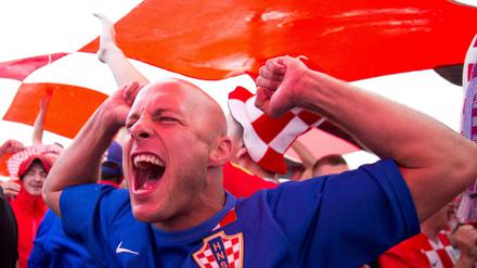 Kroatische Fans jubeln auf dem Roten Platz laufen.