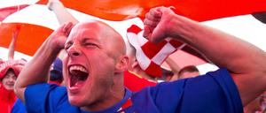 Kroatische Fans jubeln auf dem Roten Platz laufen.
