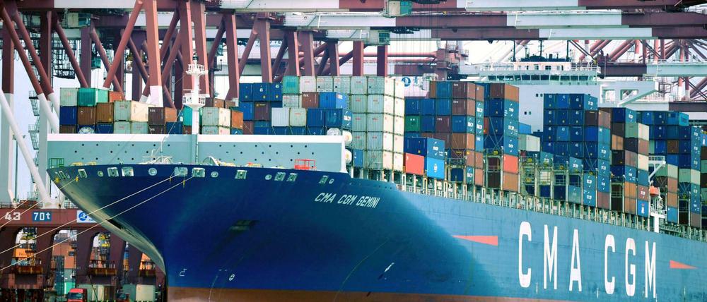Ein Containerschiff liegt im Hafen von Qingdao in China.