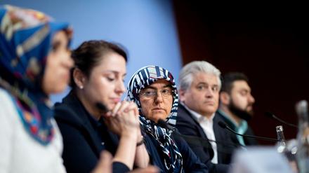 Nach dem Urteil im NSU-Prozess geben die Nebenkläger, Adile (M) und Kerim Simsek (r), Witwe und Sohn von Enver Simsek, Meral Sahin (l), Vorsitzende der «IG Keupstraße», Seda Basay (2.vl), Rechtsanwältin der Familie Simsek, sowie Rechtsanwalt Mehmet Gürcan Daimagüler eine Pressekonferenz.