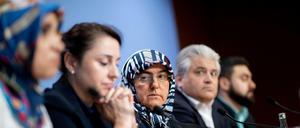 Nach dem Urteil im NSU-Prozess geben die Nebenkläger, Adile (M) und Kerim Simsek (r), Witwe und Sohn von Enver Simsek, Meral Sahin (l), Vorsitzende der «IG Keupstraße», Seda Basay (2.vl), Rechtsanwältin der Familie Simsek, sowie Rechtsanwalt Mehmet Gürcan Daimagüler eine Pressekonferenz.