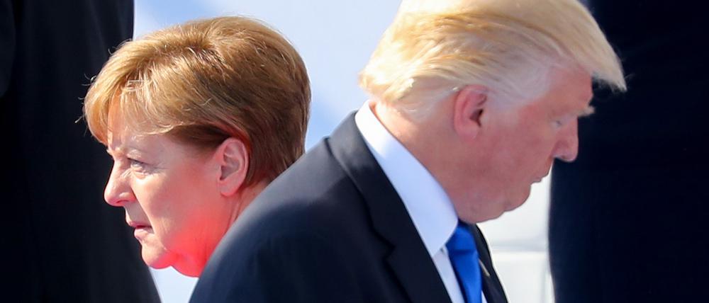 Schulter an Schulter - irgendwie: US-Präsident Trump und Bundeskanzlerin Merkel.
