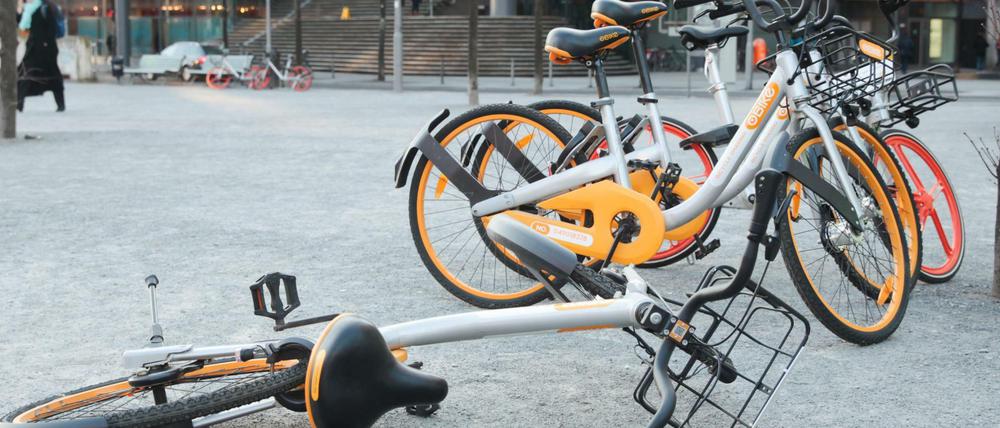 Umgehauen. Die Räder von OBike stehen und liegen nicht nur am Potsdamer Platz, sondern in ganz Berlin.