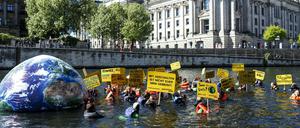 Aktivisten protestieren in Berlin für mehr Klimaschutz.