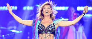 Sie hat sie alle. Helene Fischer am Sonntagabend im Olympiastadion in Siegerpose mit Klunker-Bra.