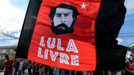 Anhänger des brasilianischen Ex-Präsidenten Luiz Inacio Lula da Silva demonstrieren für dessen Freilassung.