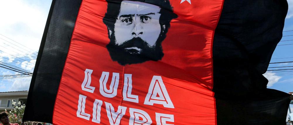 Anhänger des brasilianischen Ex-Präsidenten Luiz Inacio Lula da Silva demonstrieren für dessen Freilassung.