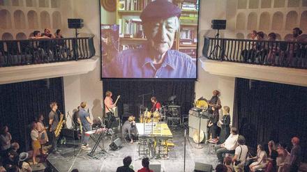 Abwesend anwesend. Jonas Mekas mit Skype-Botschaft im Weddinger Silent Green. 