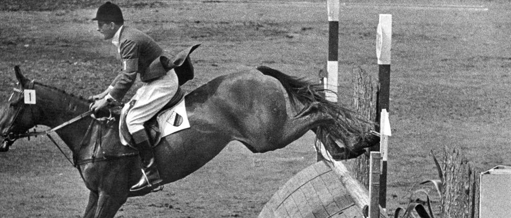 Momente für die Ewigkeit. Springreiter Hans Günter Winkler auf seiner "Wunderstute" Halla beim Jagdspringen während der Olympischen Spiele 1956 in Stockholm.
