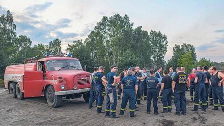 Alles hängt vom Wetter ab. Eine Einsatzbesprechung der Feuerwehr in der Lieberoser Heide. 