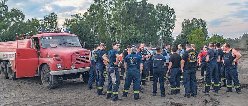 Alles hängt vom Wetter ab. Eine Einsatzbesprechung der Feuerwehr in der Lieberoser Heide.